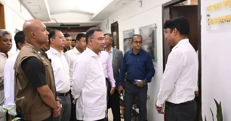 বিভিন্ন দপ্তরে ঝটিকা পরিদর্শন করছেন প্রধানমন্ত্রী